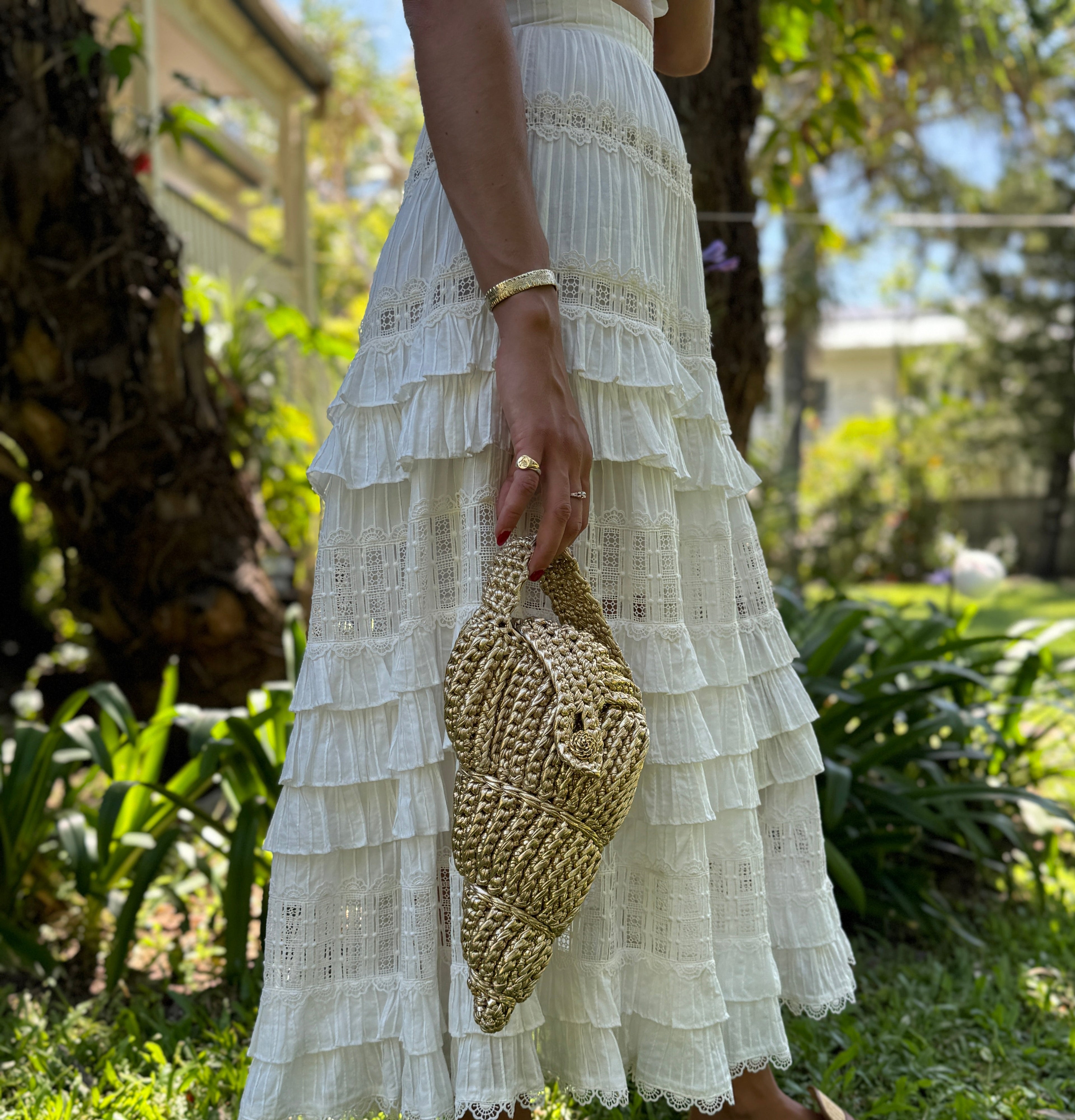 Eco-conscious woven seashell handbag in raffia straw – a timeless fashion piece